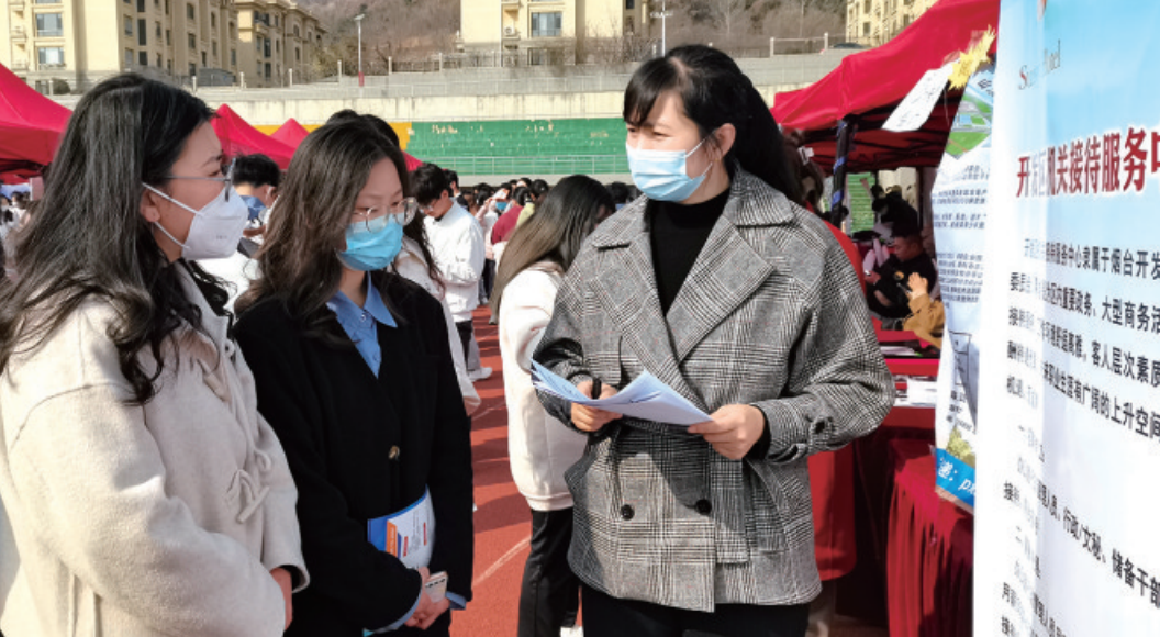 我市今年首场大型高校线下招聘会火热进行中