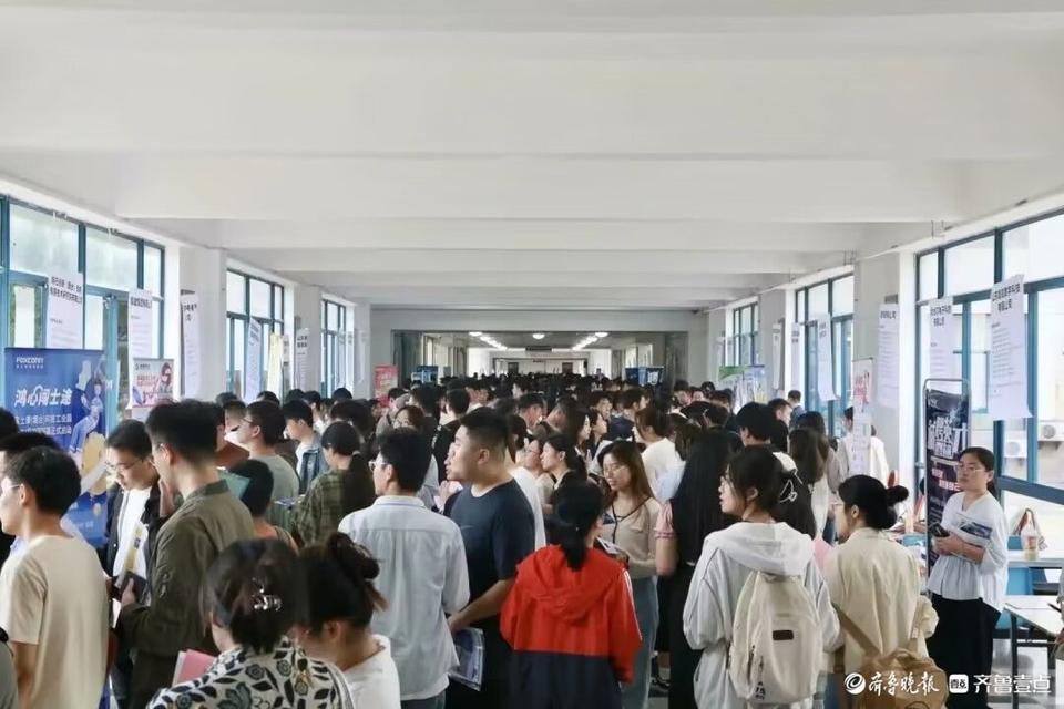千企万岗进校园秋季首场招聘会在八角湾举办