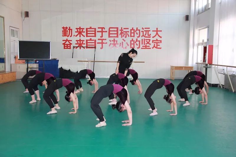 烟台一职模特_烟台模特兼职招聘_烟台模特学校