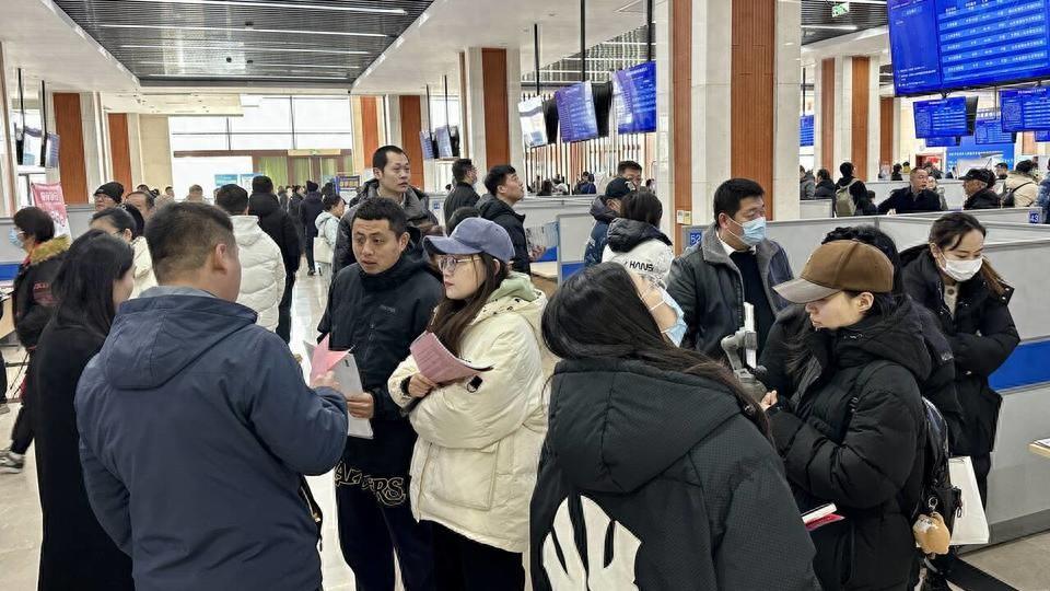 烟台退役军人暨家属随军就业专场招聘会在人力资源市场举行