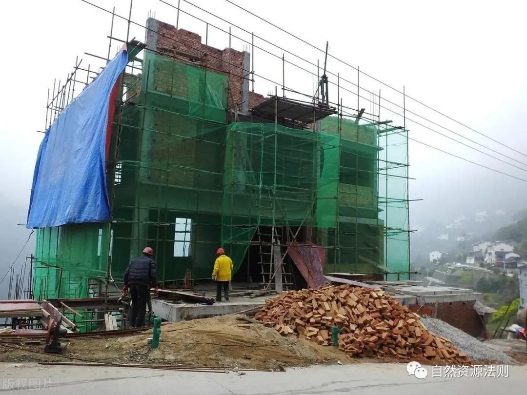 在承包的土地上搭建彩钢瓦房_耕地建房需要办理什么证件_耕地上建彩钢房需要什么手续