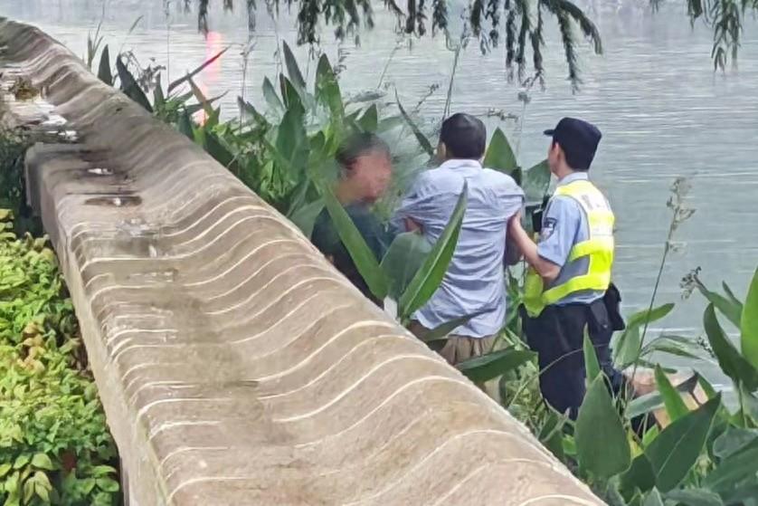 _民警救助一名迷路老人_民警救助迷路老人