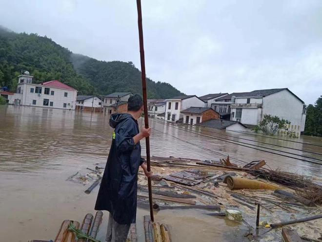 _洪水中的村庄_洪水来临时被困孤岛怎么办