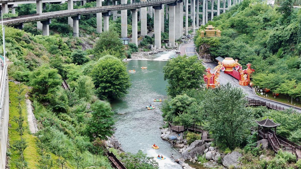 高铁开通两周年，这里的村民日子越过越甜，“旅游饭”越吃越香__高铁开通两周年，这里的村民日子越过越甜，“旅游饭”越吃越香