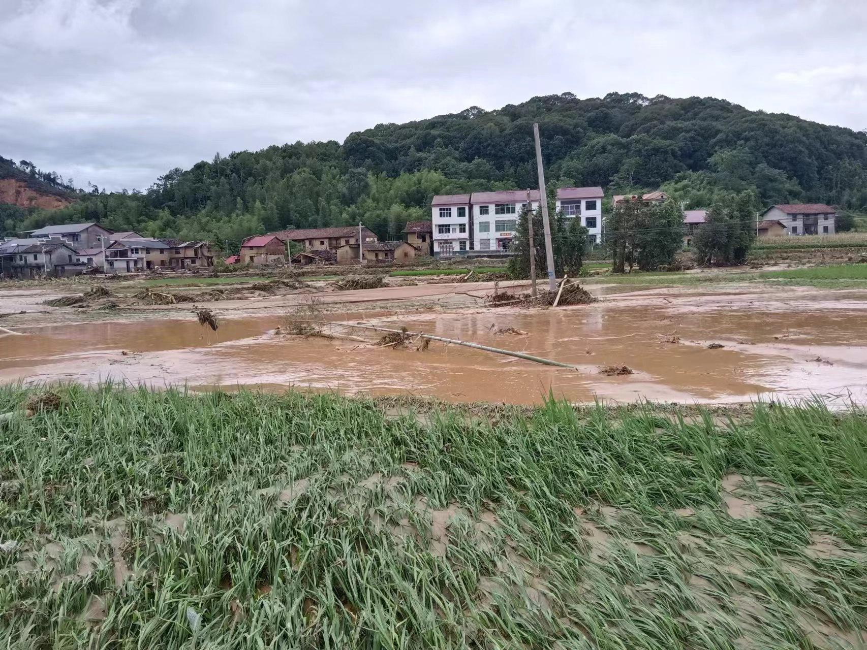 _湖南郴州暴雨被困村民：道路中断房屋受损，老夫妻徒步4小时获救，村里缺饮用水_湖南郴州暴雨被困村民：道路中断房屋受损，老夫妻徒步4小时获救，村里缺饮用水