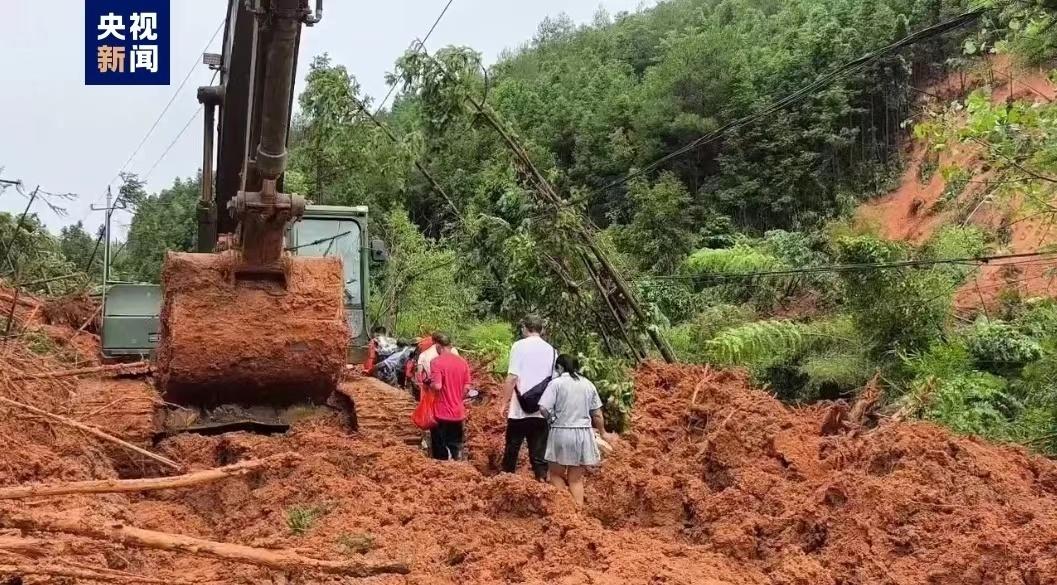 湖南郴州暴雨被困村民：道路中断房屋受损，老夫妻徒步4小时获救，村里缺饮用水__湖南郴州暴雨被困村民：道路中断房屋受损，老夫妻徒步4小时获救，村里缺饮用水