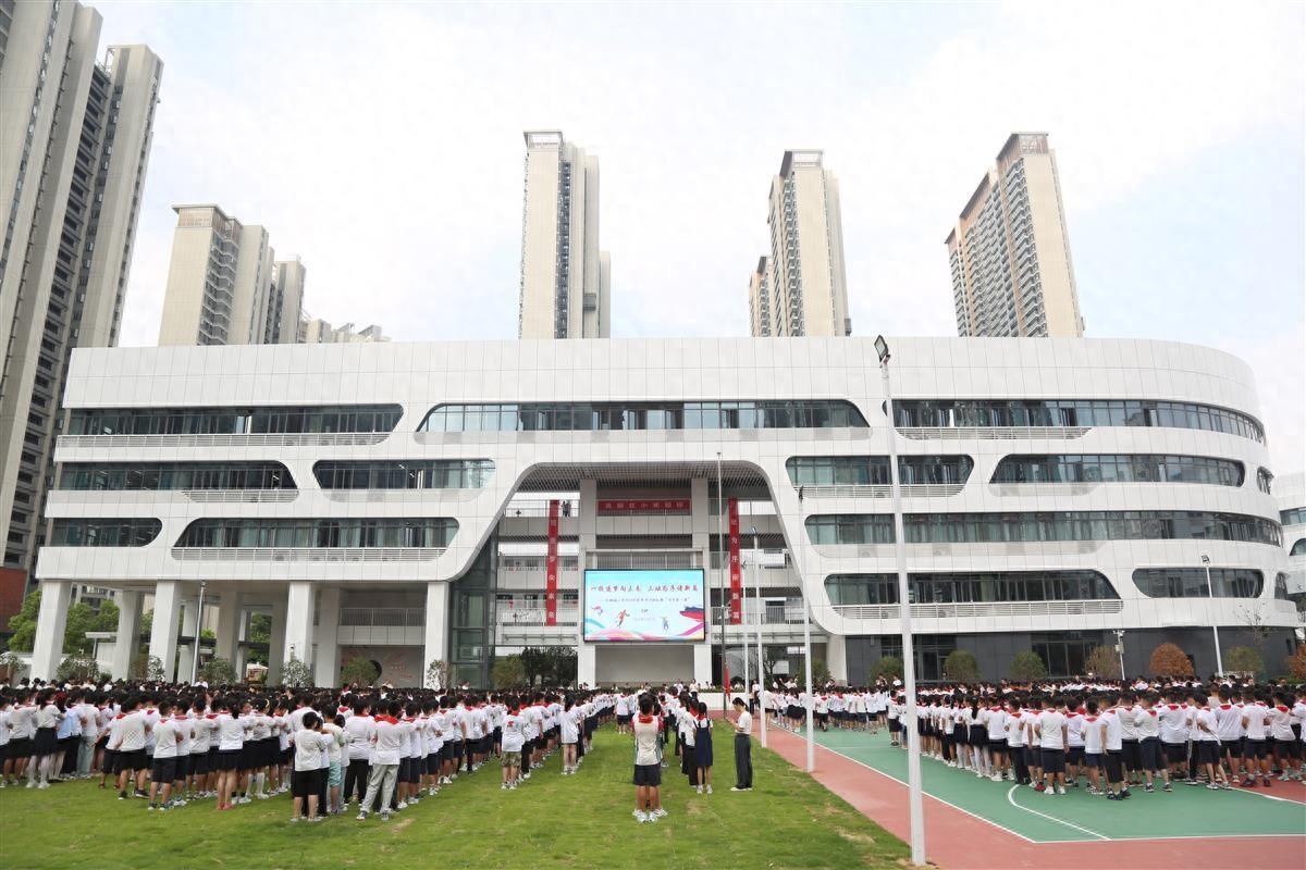 _会变色的乒乓球台、直播“子弹时间”……开学第一课小学生探秘大国智造_会变色的乒乓球台、直播“子弹时间”……开学第一课小学生探秘大国智造