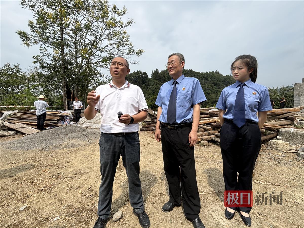 婴儿一边吃奶一边蹬腿哼唧_幼儿园放鞭炮_