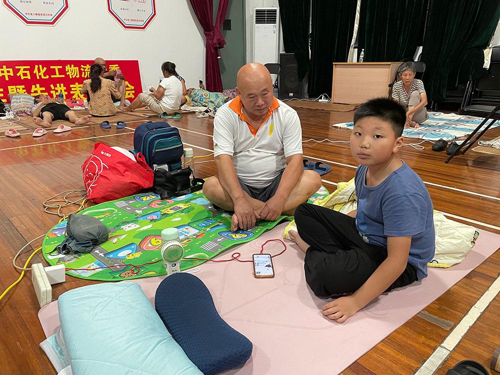 风雨夜｜二年级小男生带着作业来安置点，爷爷陪他过夜__风雨夜｜二年级小男生带着作业来安置点，爷爷陪他过夜