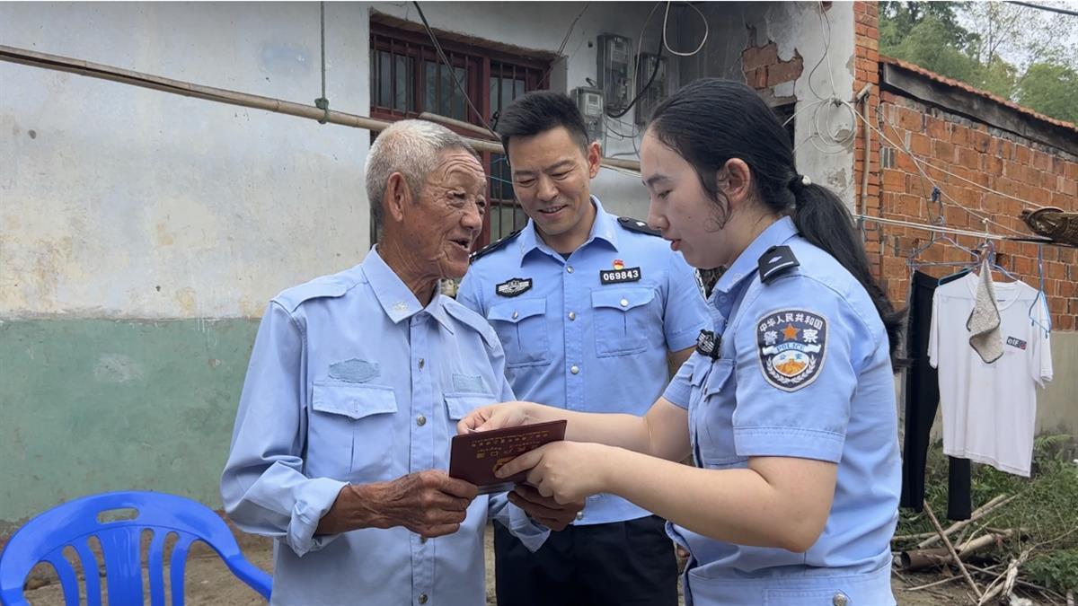 七旬独居老人出行不便办证难，民警将户籍室搬到家门口_七旬独居老人出行不便办证难，民警将户籍室搬到家门口_