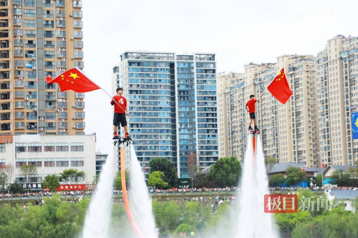 湖北竹山：观水上飞人特技表演，乐享国庆佳节_湖北竹山：观水上飞人特技表演，乐享国庆佳节_