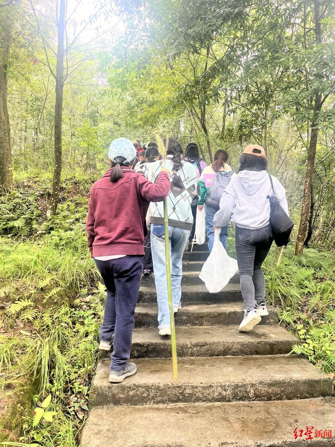 _一群人的国庆假期“清山”行动：35人组队徒步3小时，专程进山里捡垃圾_一群人的国庆假期“清山”行动：35人组队徒步3小时，专程进山里捡垃圾