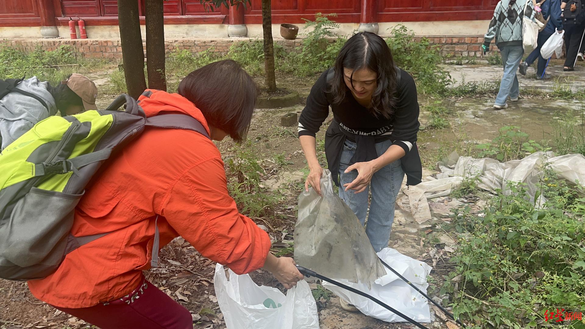 一群人的国庆假期“清山”行动：35人组队徒步3小时，专程进山里捡垃圾_一群人的国庆假期“清山”行动：35人组队徒步3小时，专程进山里捡垃圾_