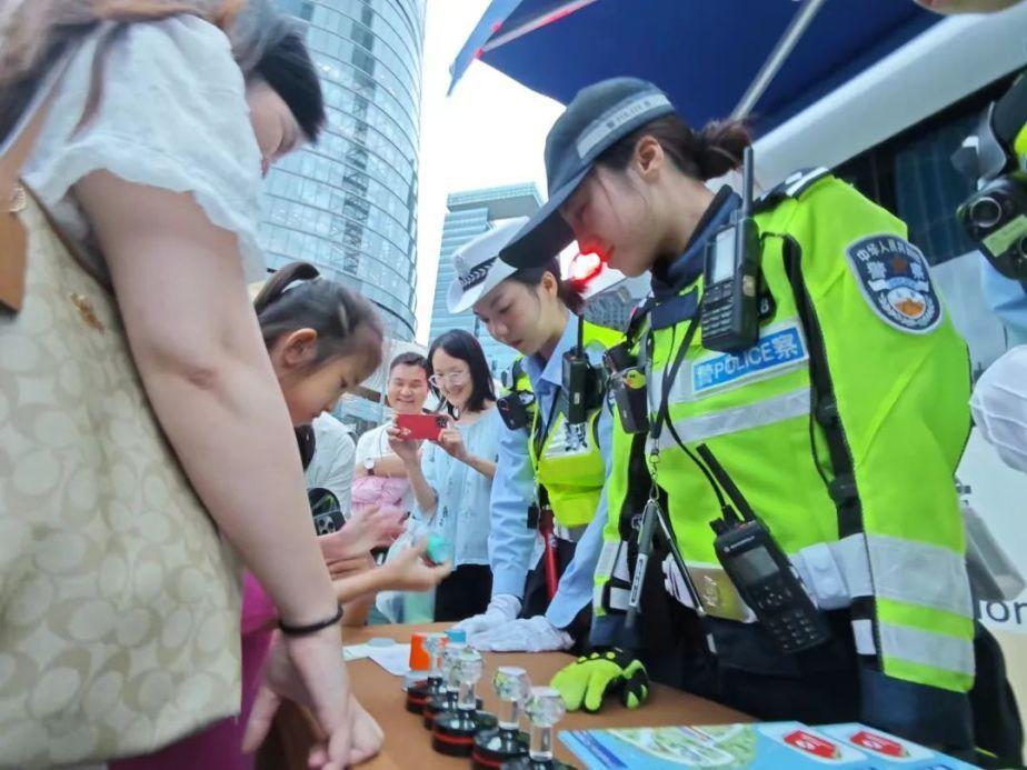 _民警国庆坚守岗位工作有温度_为什么睡觉身体会突然一抽