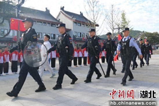 武当山景区迎来旅游高峰 民警加强安保巡防__武当山景区迎来旅游高峰 民警加强安保巡防