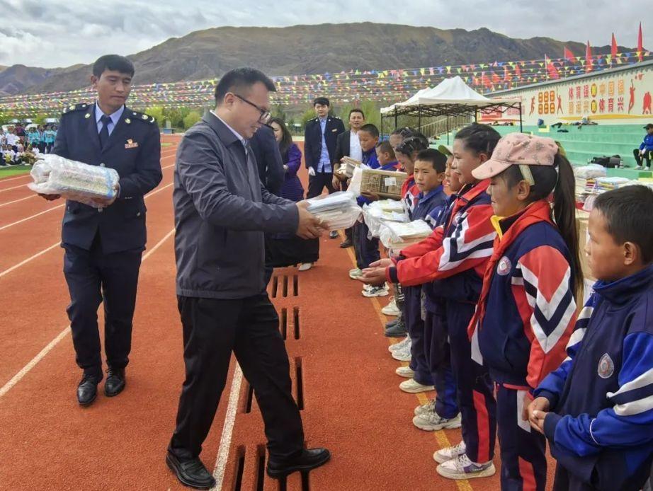 跨越5000公里，爱心物资“漂流”至西藏小学__跨越5000公里，爱心物资“漂流”至西藏小学