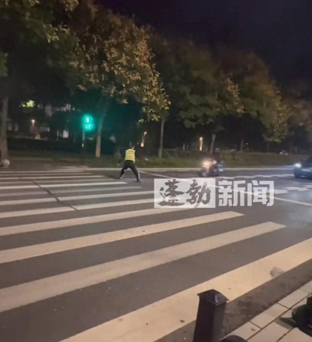 警察闯红灯撞到人责任是谁__撞上闯红灯的警车