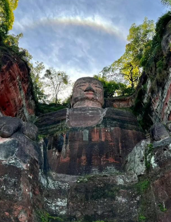 _闭眼乐山大佛照片_乐山大佛闭眼和没有闭眼的图