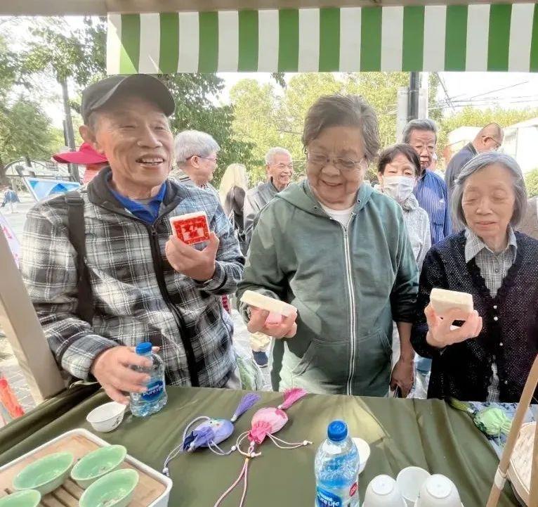 百年公交20路变身“幸福专车”，载满长者欢声笑语……_百年公交20路变身“幸福专车”，载满长者欢声笑语……_