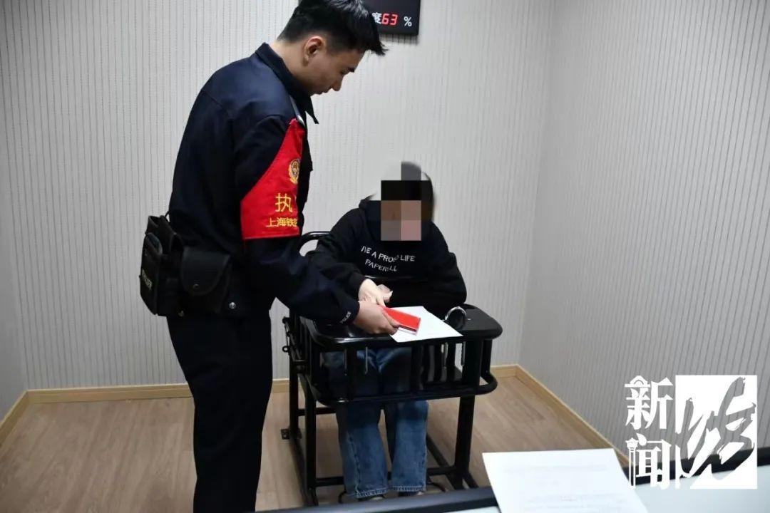 事发上海始发高铁！警方：女子邱某，拘！__事发上海始发高铁！警方：女子邱某，拘！