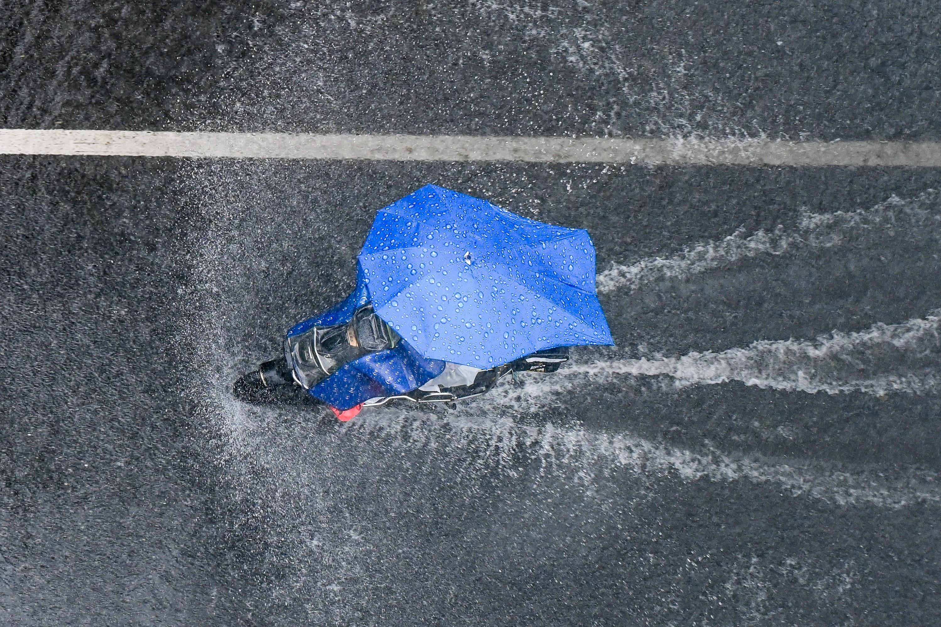 暴雨台风双预警视频新闻_暴雨台风等级_