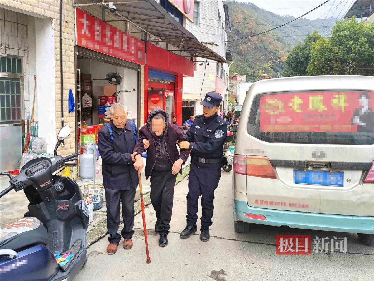 _六旬老人不慎摔倒在公厕，襄阳保康警民合力暖心救助_六旬老人不慎摔倒在公厕，襄阳保康警民合力暖心救助