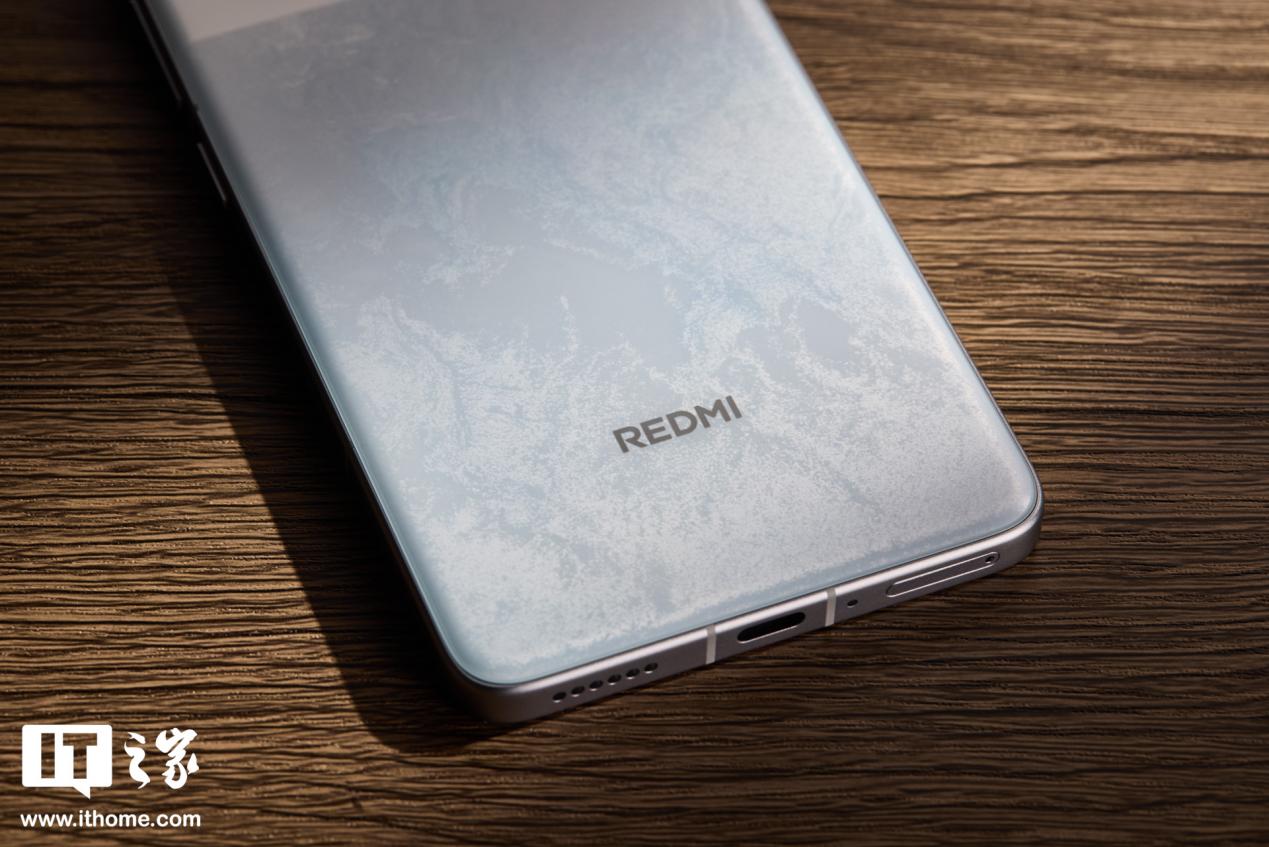 【IT之家开箱】REDMI K80 Pro雪岩白手机图赏：一种材料，两种质感__【IT之家开箱】REDMI K80 Pro雪岩白手机图赏：一种材料，两种质感