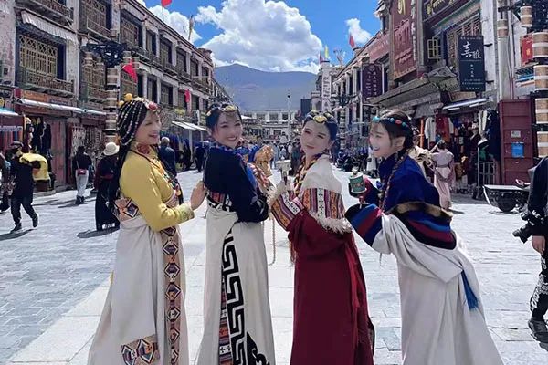 我们一家人暑假去西藏旅游要多少钱？暑假西藏游有哪些好玩的景点路线推荐吗？
