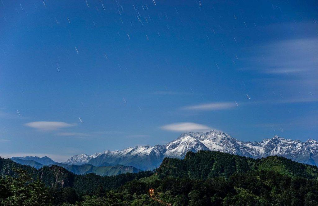 西岭雪山夏天旅游攻略_雪山西岭在哪里_西岭雪山山顶住宿攻略