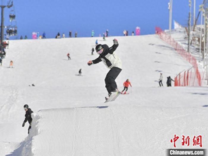 长白山和平滑雪场20232024雪季开板吸引大批滑雪爱好者畅滑