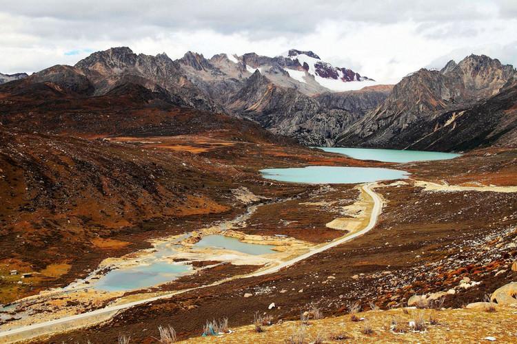 乌鲁木齐到西藏旅游团_乌鲁木齐到西藏自驾游旅游攻略_乌鲁木齐开车到西藏多少公里