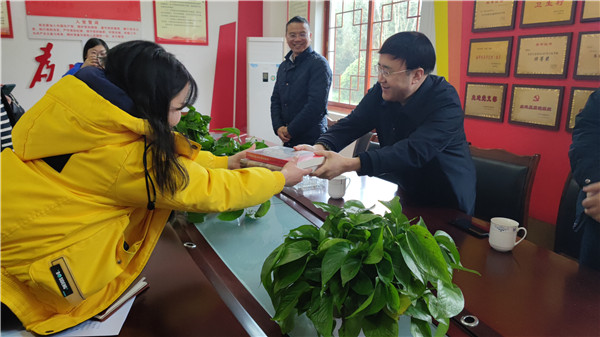 金堂农商银行招聘 厚植爱农情怀帮助农民鼓起“钱袋子”走在成都崇州市白头镇五星村