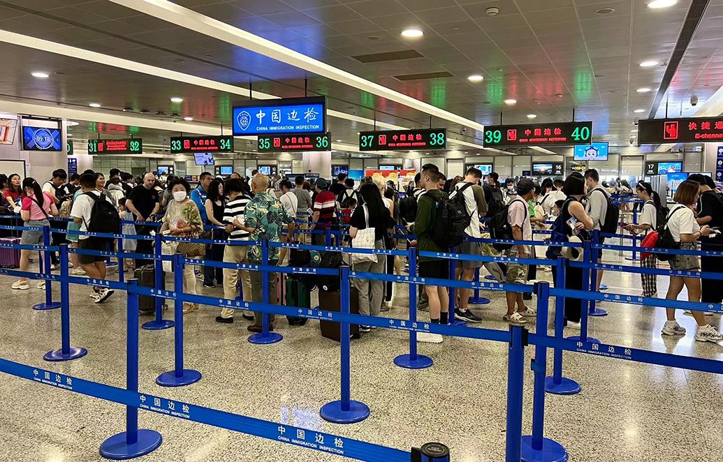 全国暑运持续“升温”上海口岸出入境人员数量持续高位运行