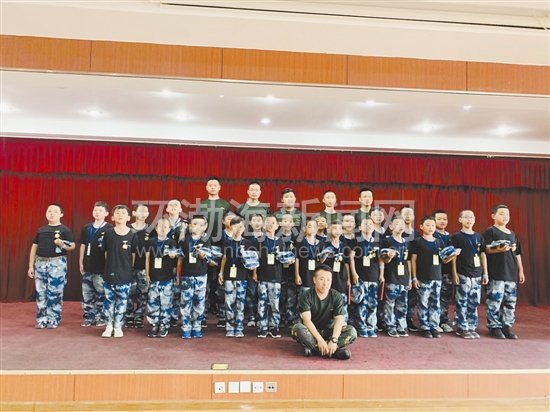 成都军事训练夏令营_成都军事化夏令营报名_成都军事夏令营招聘