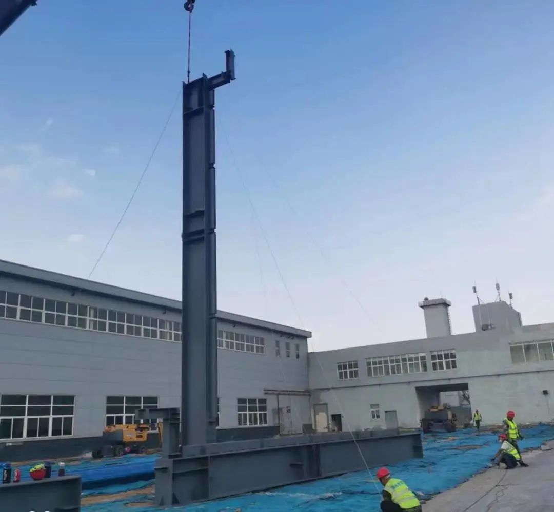 郑州宇通重工厂房扩建项目总承包工程钢柱顺利吊装