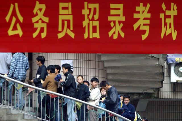 普通家庭的大专生成为地铁，正式工已是职场“天花板”了吗？