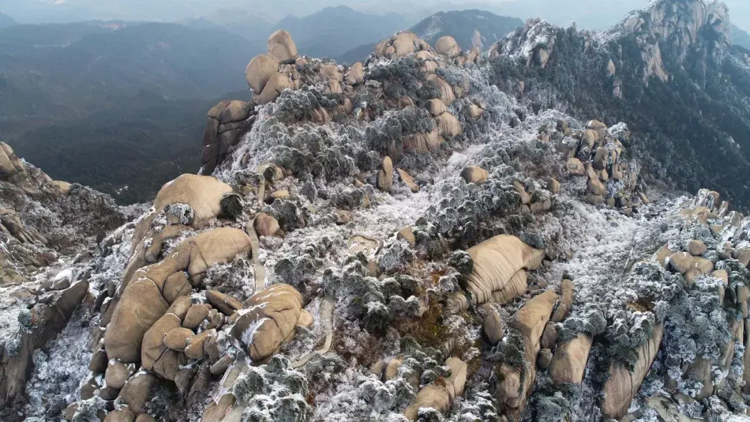 冬天天柱山满山的雾凇景观让你耳目一新