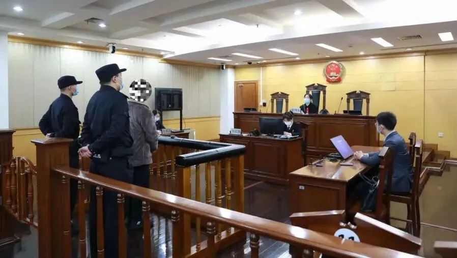 上海一男子利用工作间隙偷窥电脑私密照片等信息被判刑