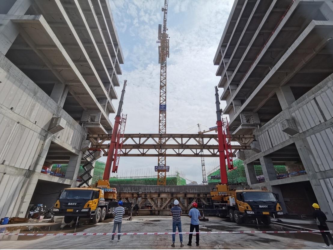 中交重庆总部基地成功完成空中连廊钢结构梁吊装