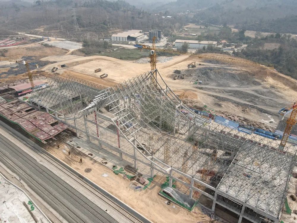 中铁建设西南公司琅勃拉邦站房屋面钢结构网架拼装完成