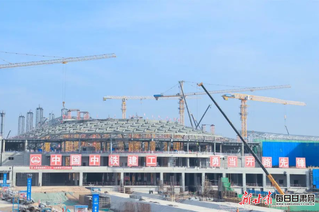 兰州中川国际机场综合交通枢纽工程提前15天完成钢结构封顶任务