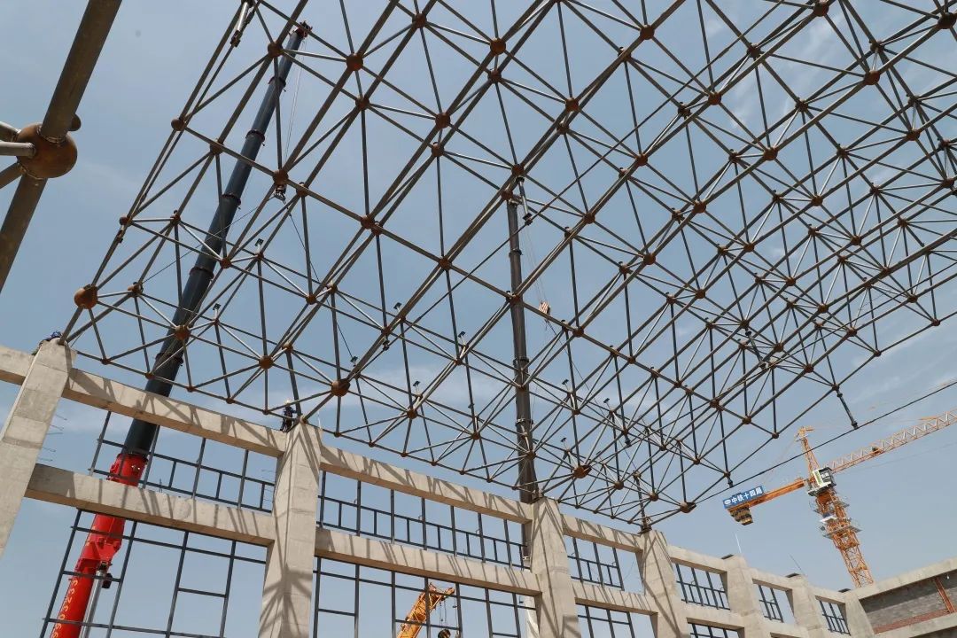 西银高铁陕西段站房工程屋面最后一跨开始钢结构吊装