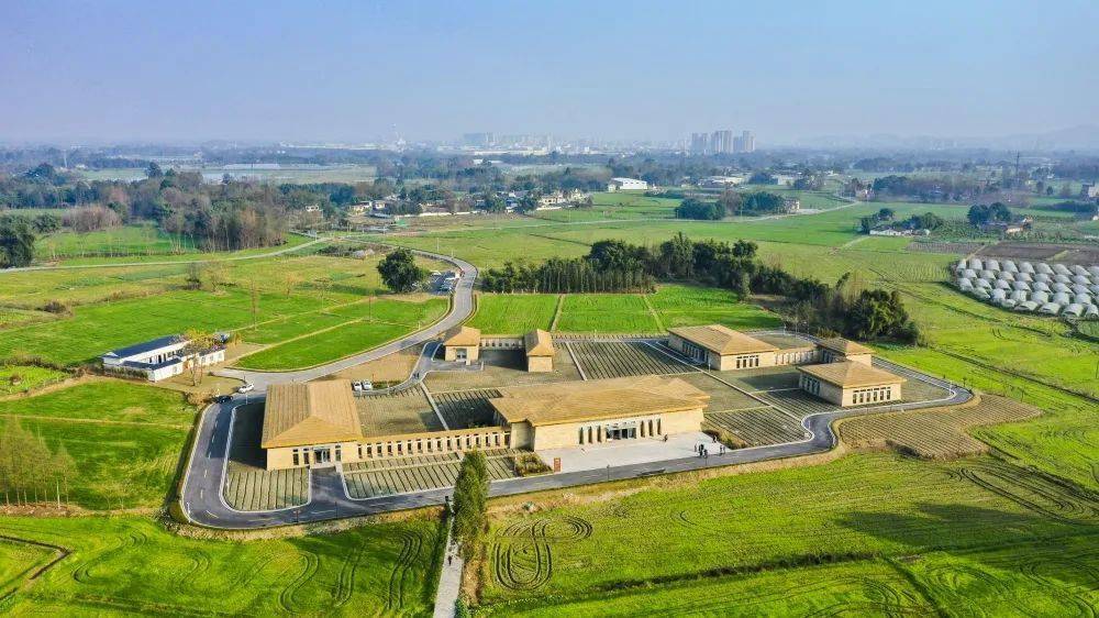 新津 大邑县建制历史比大邑早了114年，遂以为名