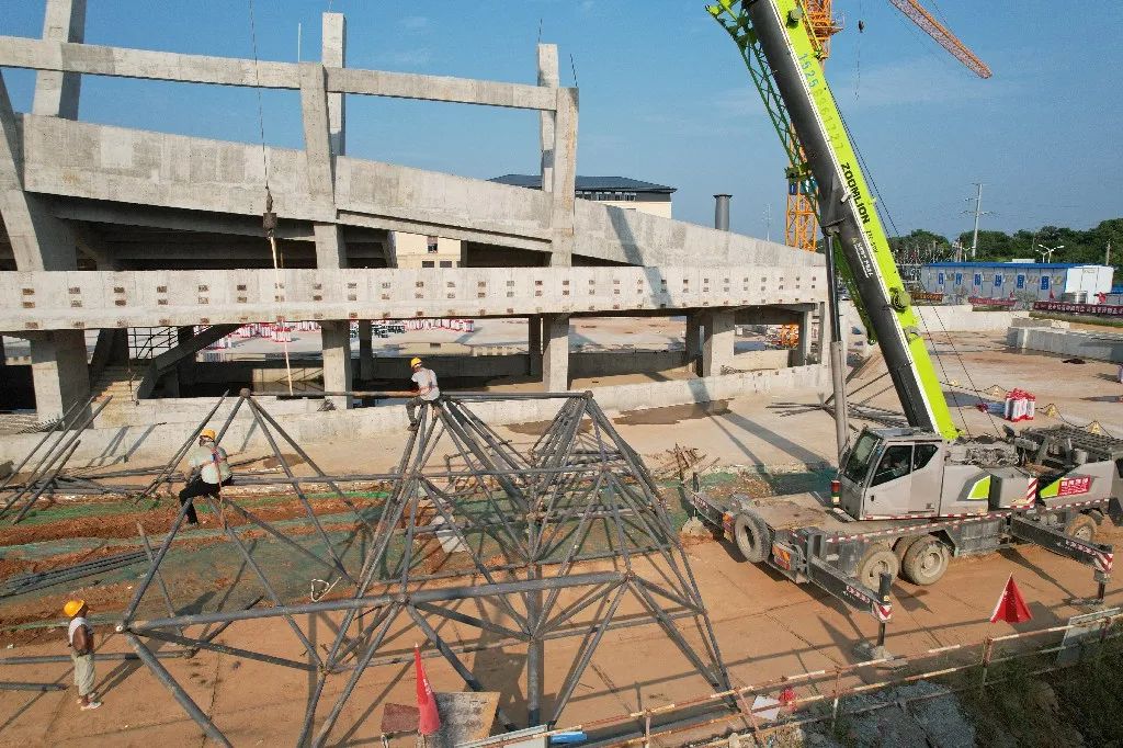 湖北工程职业学院（二期）体育场馆项目钢结构屋面网架开始拼装