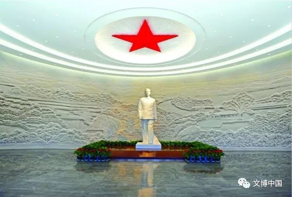《共和国主席刘少奇》汉白玉站像与湖湘文化浅浮雕背景墙