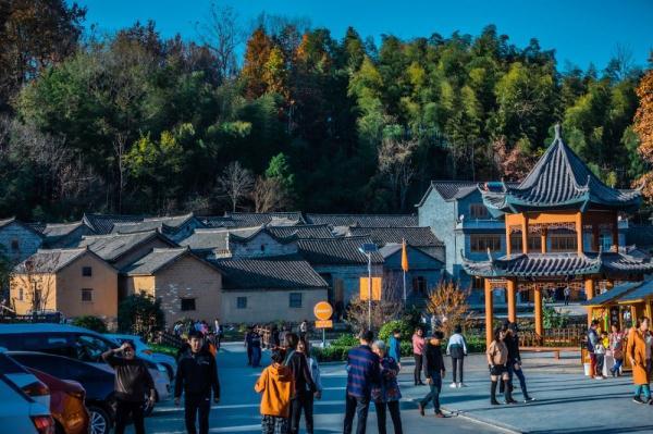 芜湖凤凰美食街必吃_芜湖凤凰美食街吃饭贵吗_芜湖凤凰美食街吃饭的地方