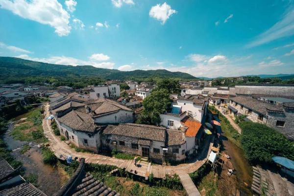 芜湖凤凰美食街必吃_芜湖凤凰美食街吃饭贵吗_芜湖凤凰美食街吃饭的地方