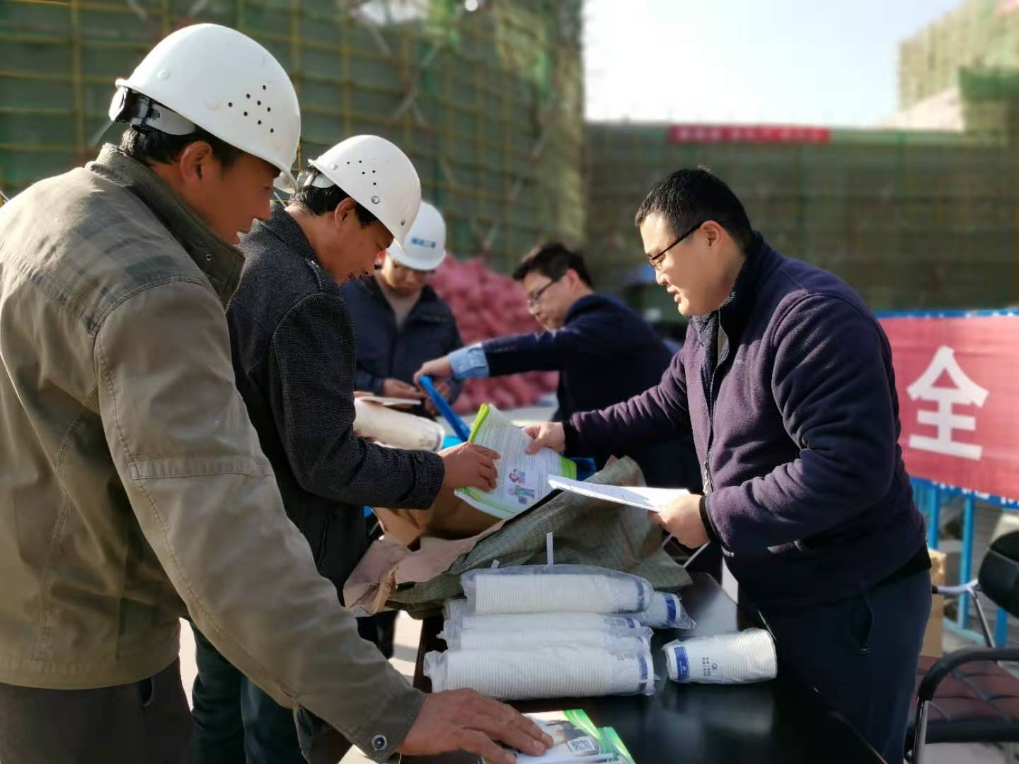 如何评价工地招工接活平台对于推动工程施工的作用？