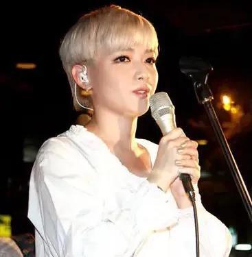 她是中国台湾的流行女歌手,又是制作人和词曲创作人,还是影视演员
