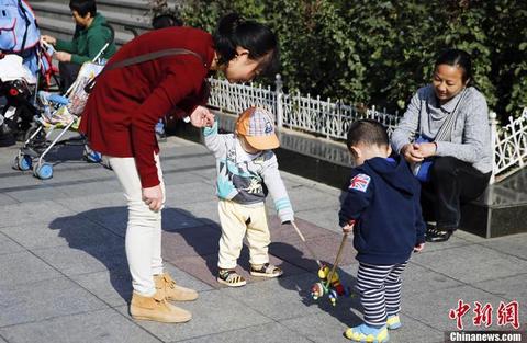 职场妈妈“密集母职”带来双重压力